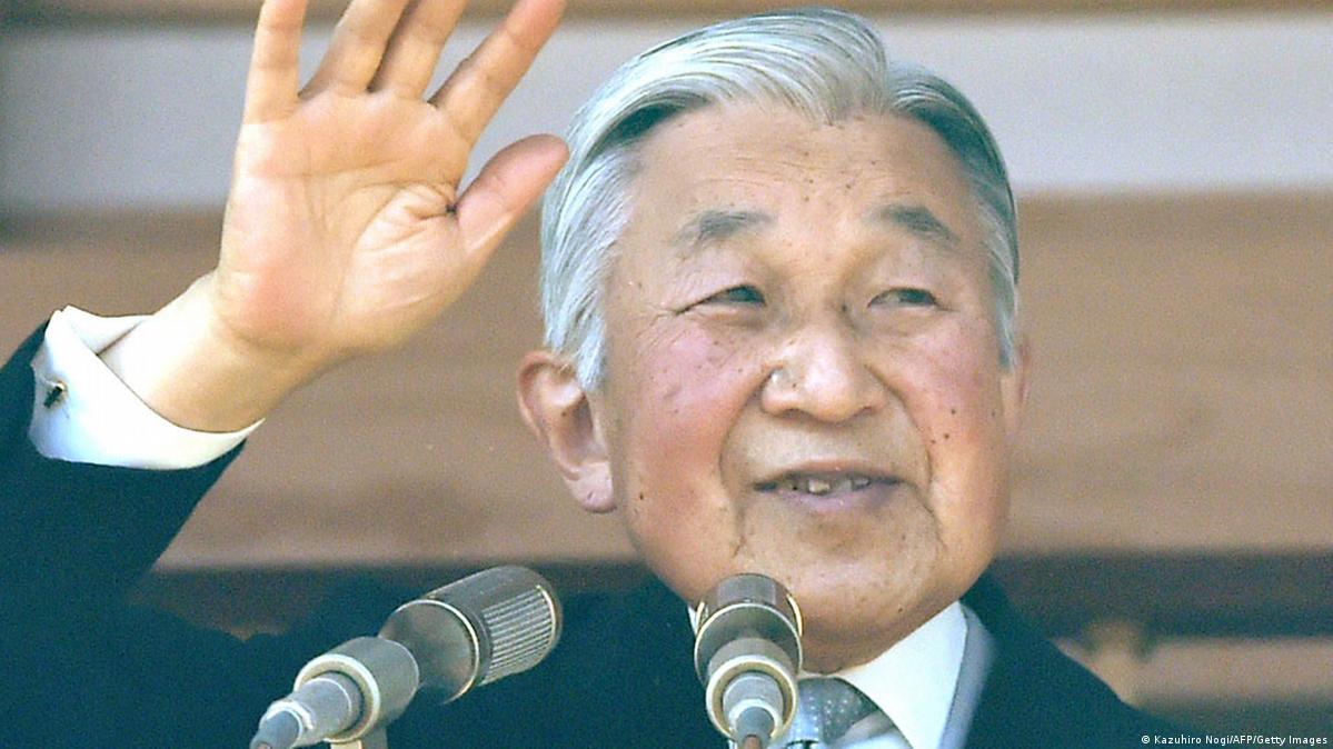 Japanese emperor talks of abdicating throne DW 07/13/2016