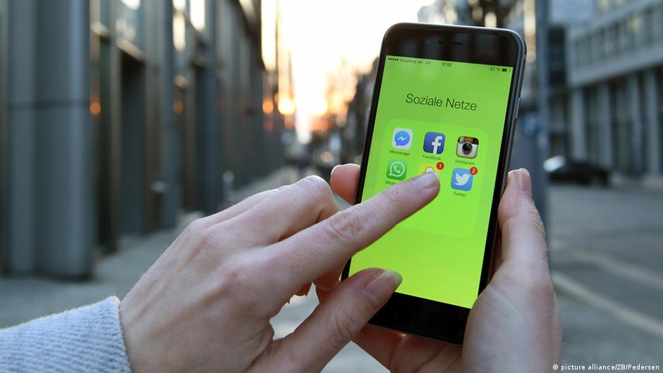 Most used messenger apps (in millions) DW 08/12/2015