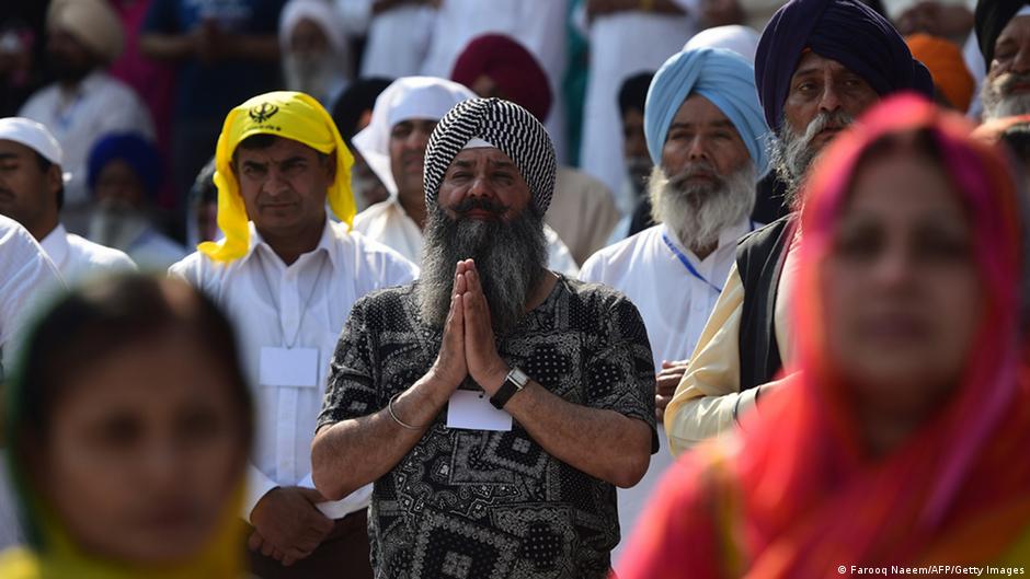 Pakistan′s Hindus and Sikhs forced to bury their dead