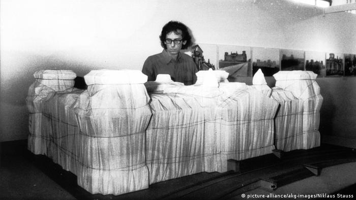 Christo Exhibitions Berlin To Open Paris Postpones Arts Dw 06 05 2020