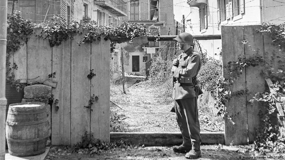 German authorities raid homes in Nazi investigation DW 01/29/2016