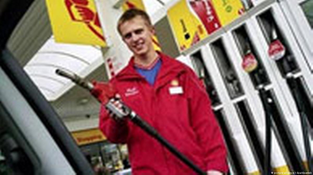 In Germany, Gas Station Attendants at Your Service DW 04/04/2006