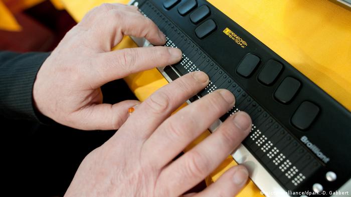 Mit den Fingern lesen WeltBrailleTag Wissen & Umwelt DW 04.01.2017