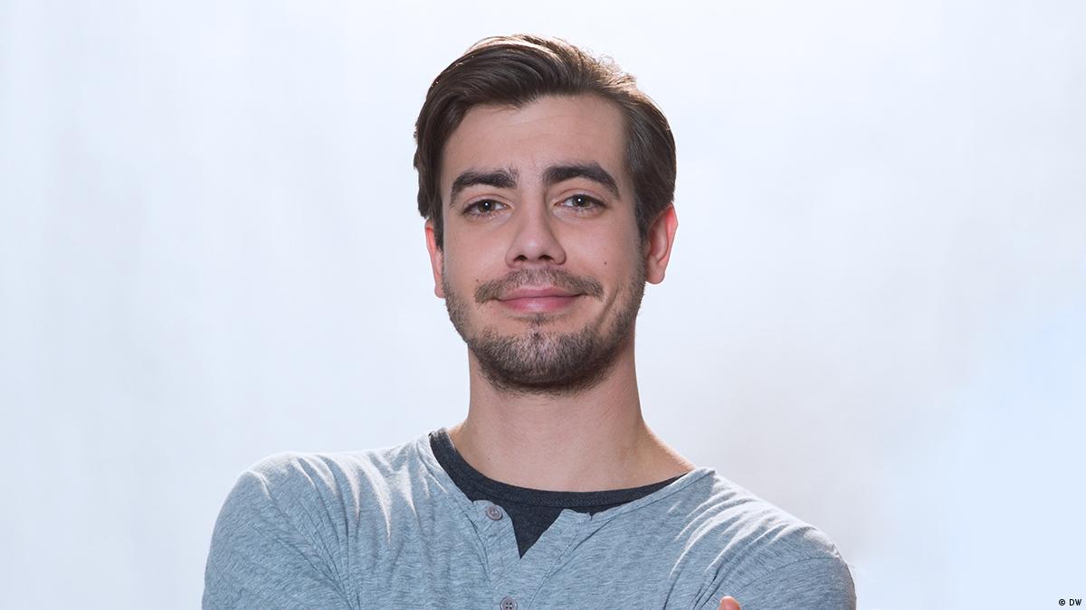 Nico lächelt Ich bin Schauspieler DW Deutsch Lernen