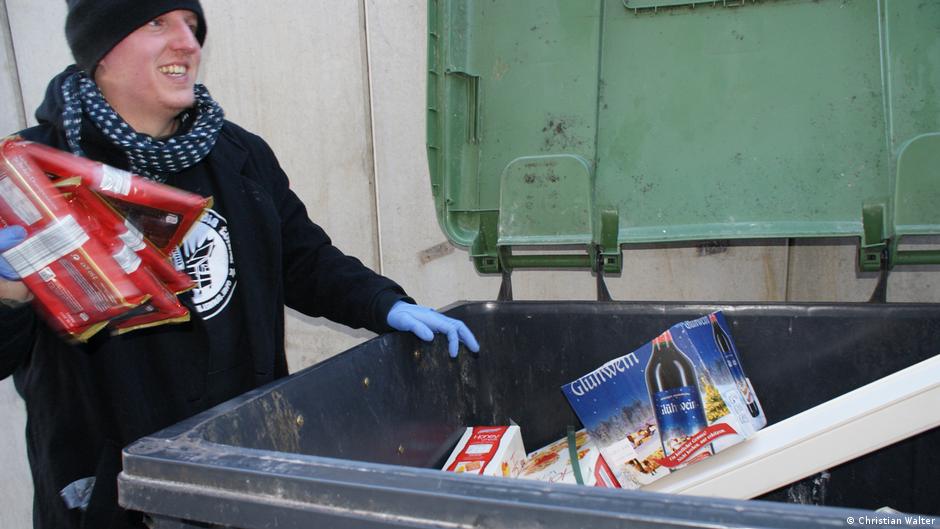 Dumpster diving to fight food waste News DW 05.04.2017