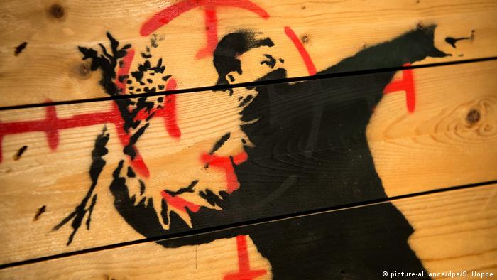 Kunst Mit Pseudonym Wer Ist Eigentlich Banksy Kunst Dw 25 09 2020