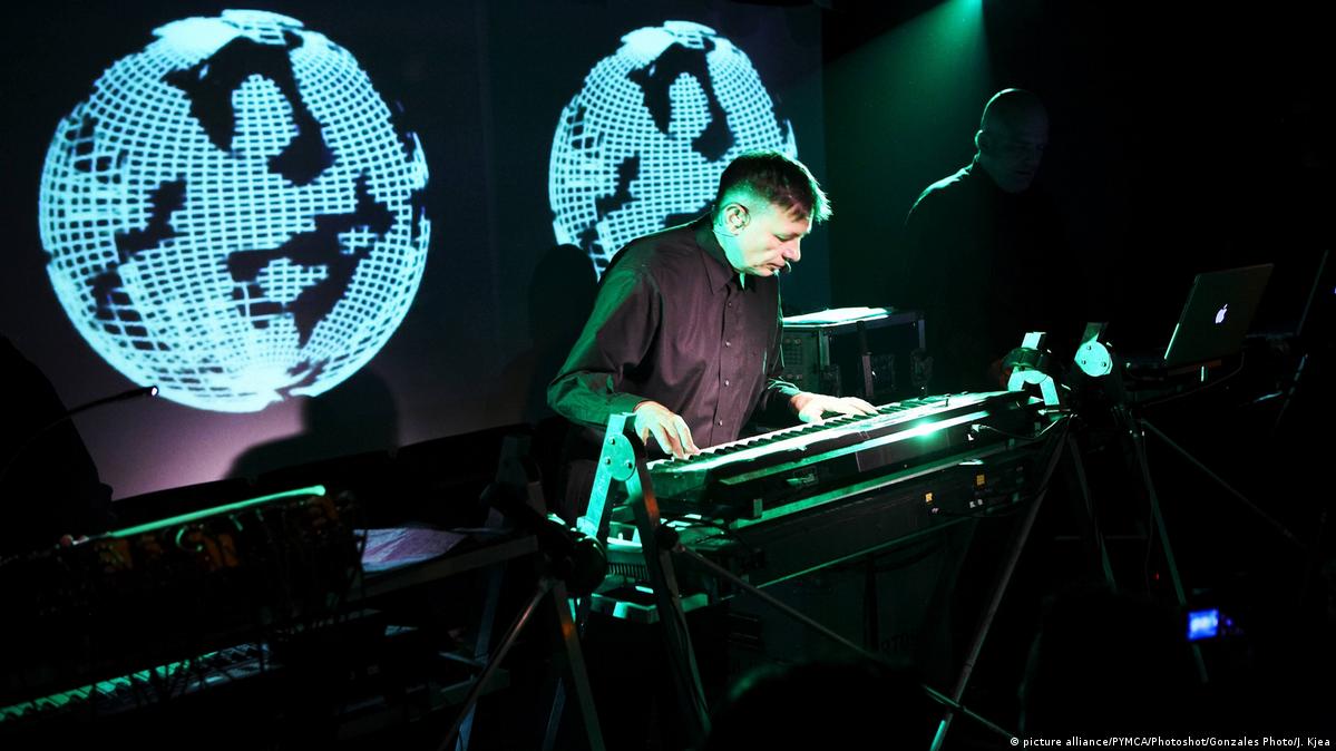 How Kraftwerk pioneered electronic music without computers DW 08/25