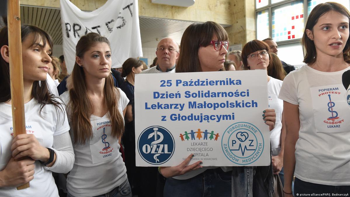 Krakow doctors join nationwide strike in Poland DW 10/25/2017