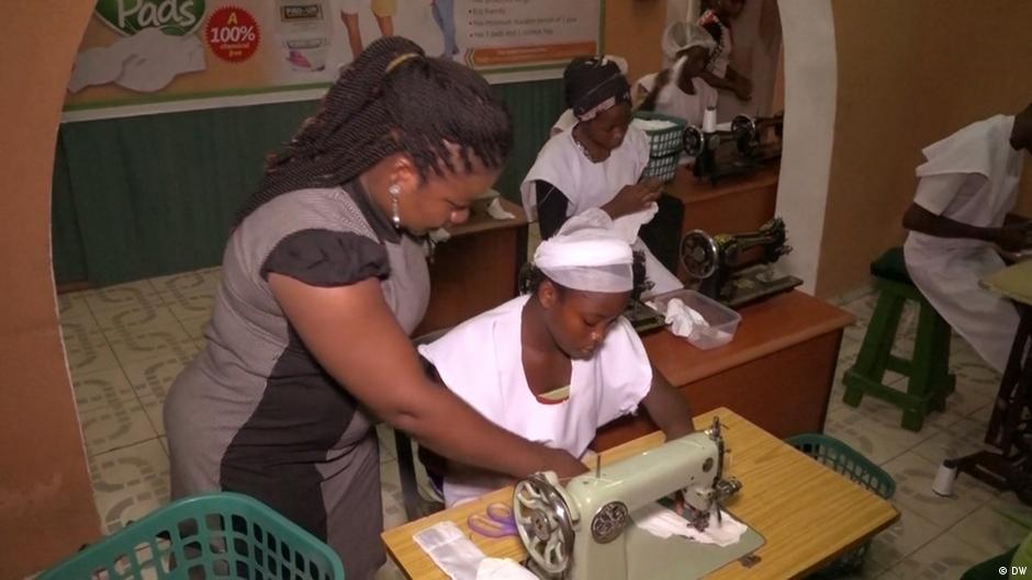 Reusable sanitary pads help Nigerian schoolgirls DW 12/09/2017