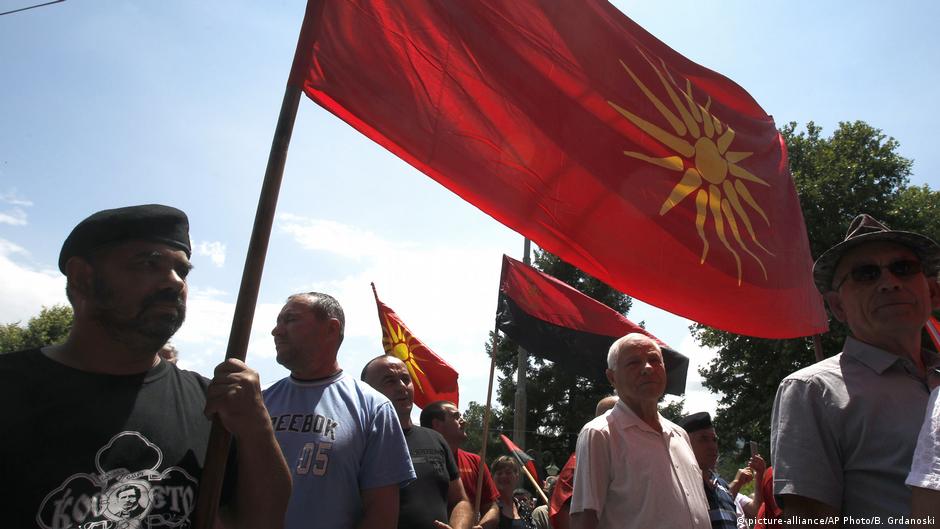 Greece, Macedonia sign deal to end name dispute DW 06/17/2018