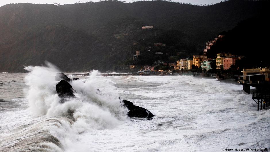 German tourist dies after lightning strike in Italy as storms wreak havoc News DW 03.11.2018