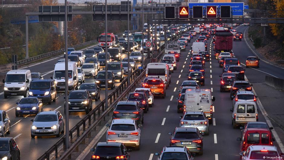 Record traffic jams on German autobahns DW 01/17/2019