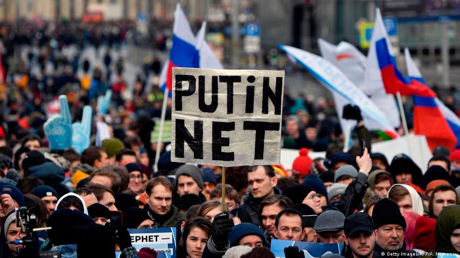 Russia's law a 'new level' of censorship DW 11/01/2019