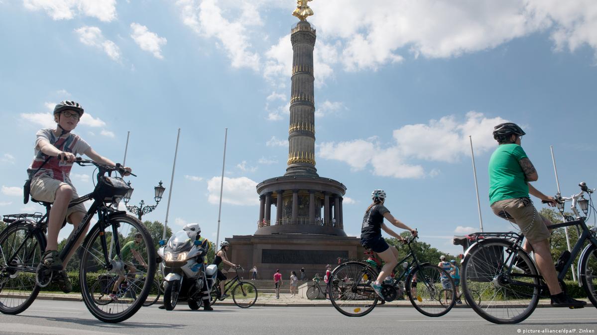 Berlin cyclists demand more space for bikes DW 06/02/2019