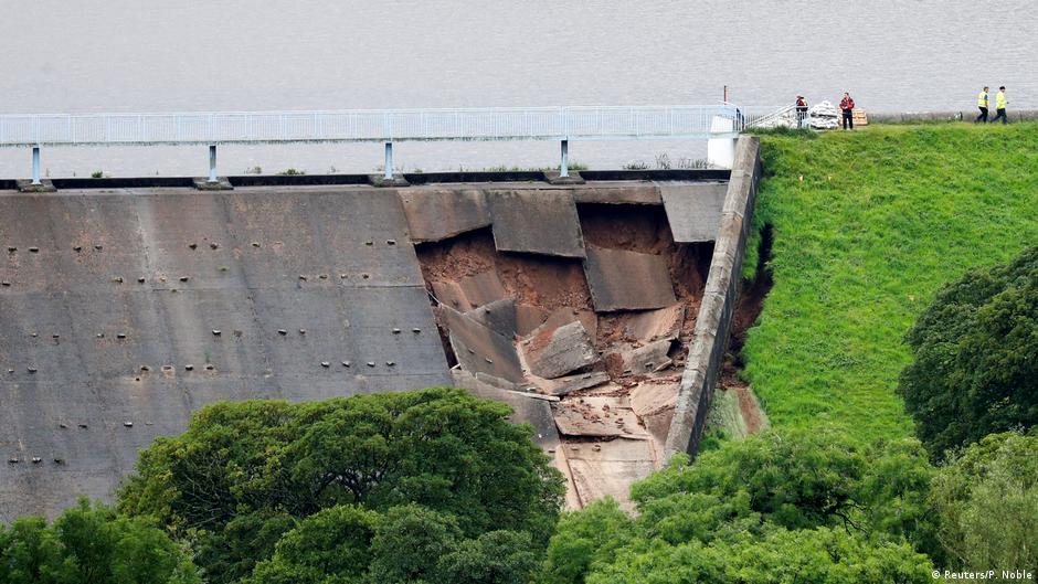 UK town evacuated over dam collapse fears DW 08/02/2019
