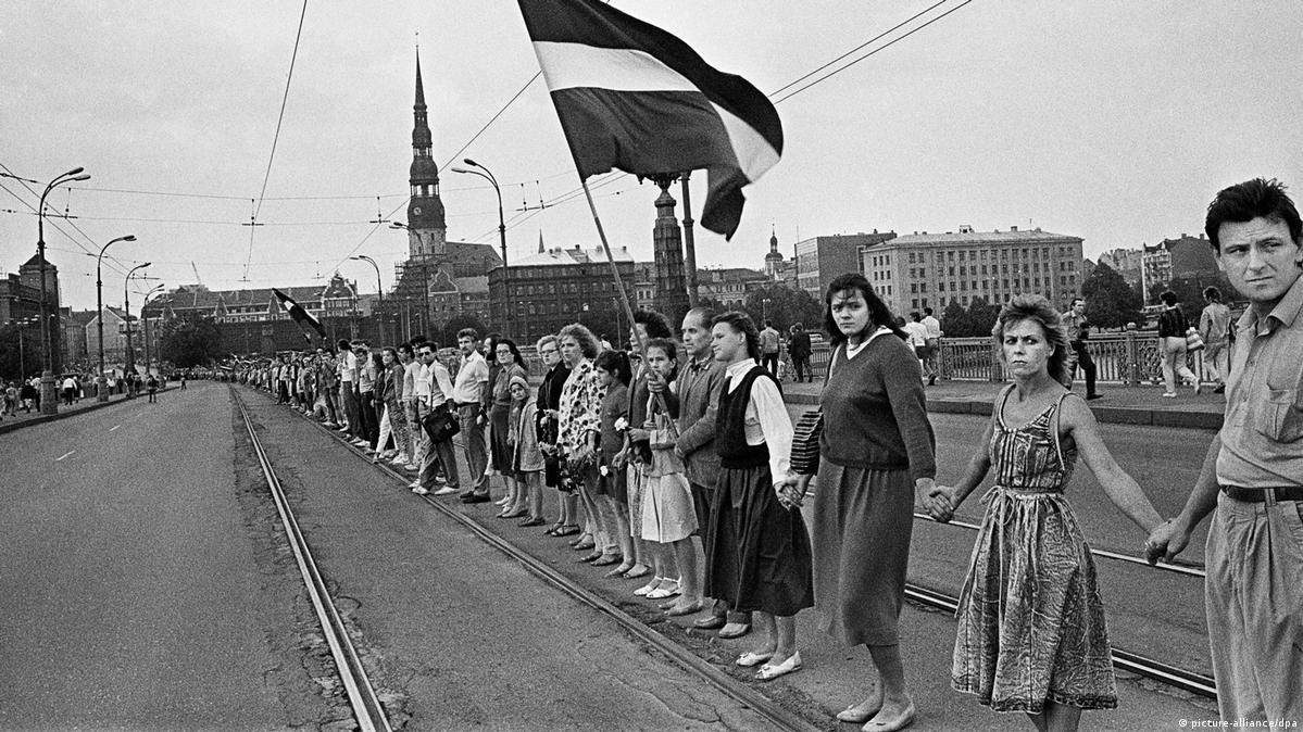 30 years ago The Baltic human chain for freedom and independence DW