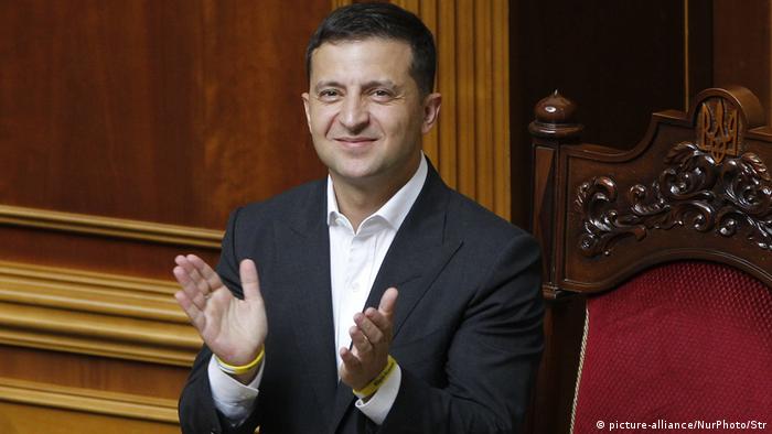 Ukraine Kiew | Erste Sitzung des neu gewählten Parlament mit Volodymyr Zelenskiy (picture-alliance/NurPhoto/Str)