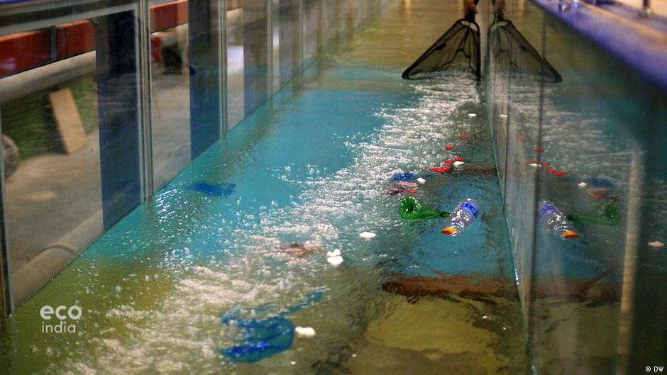 The bubble barrier stops plastic waste DW 01/16/2020