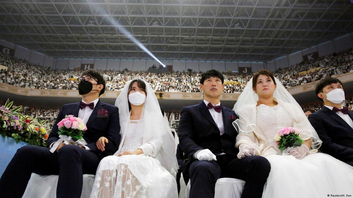 South Korea Thousands married in mass wedding DW 02/07/2020