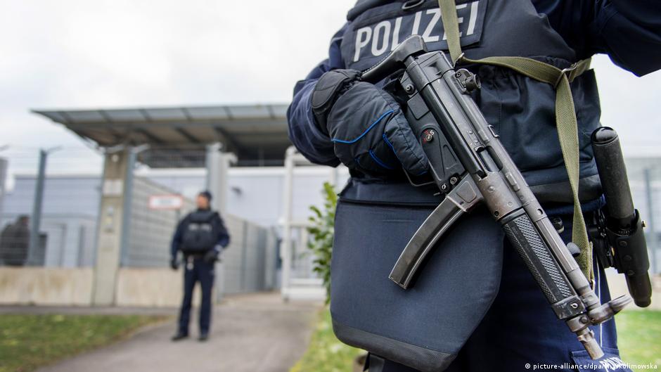 When are German police allowed to use guns? DW 06/19/2020