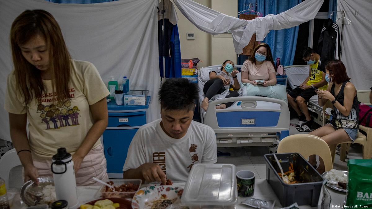 How Filipino women pay the price of health care shortages DW 05/15/2020