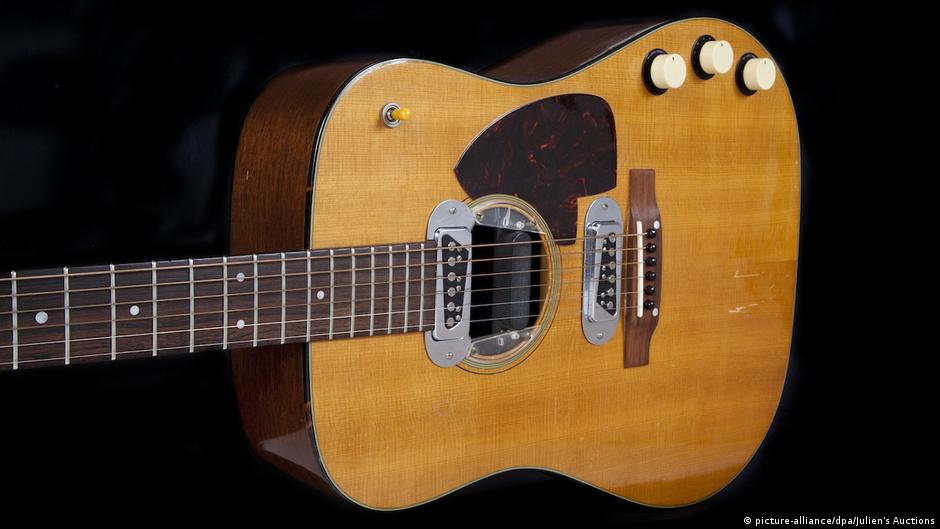 Kurt Cobain′s acoustic guitar sells for record 6 million News DW 21.06.2020
