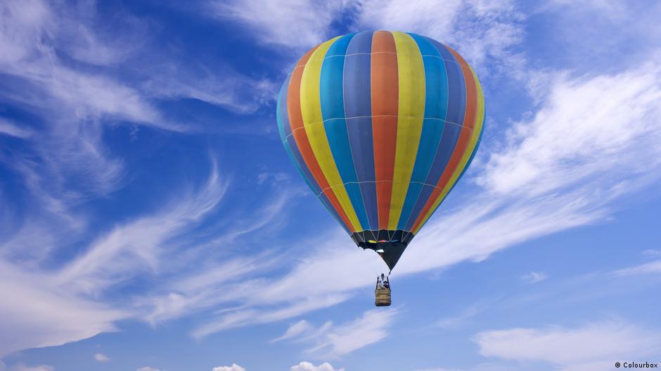 Hot air balloon crashes in western Germany, killing pilot DW 08/17/2020