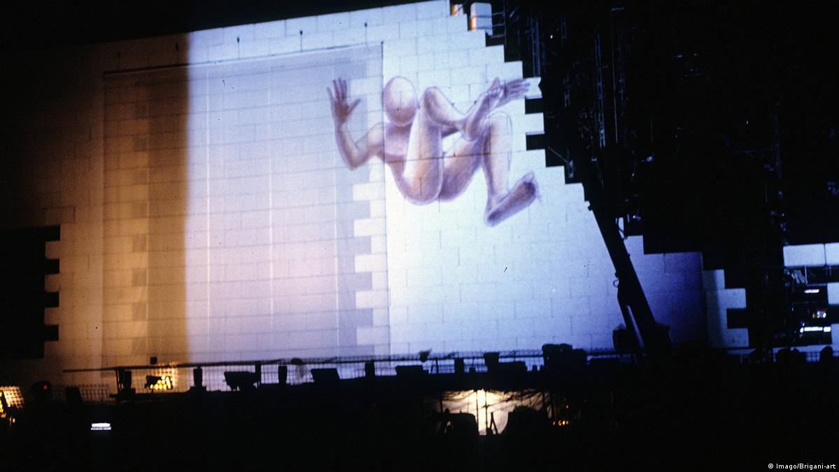 'The Wall' in Berlin A Symbol of Reunification DW 07/20/2020