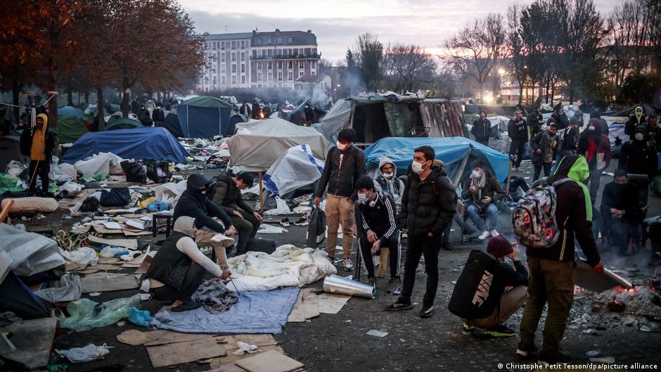 French police clear migrant camp in Paris DW 11/17/2020