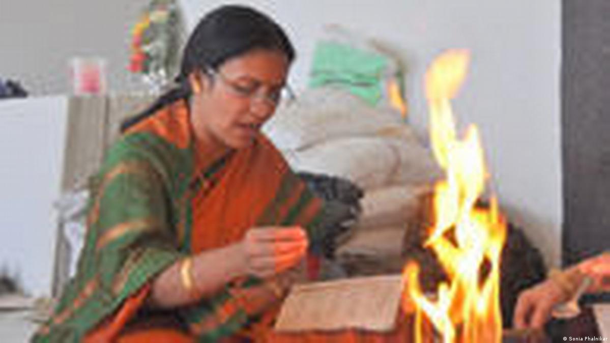 Female Hindu priests making strides in a maledominated profession DW