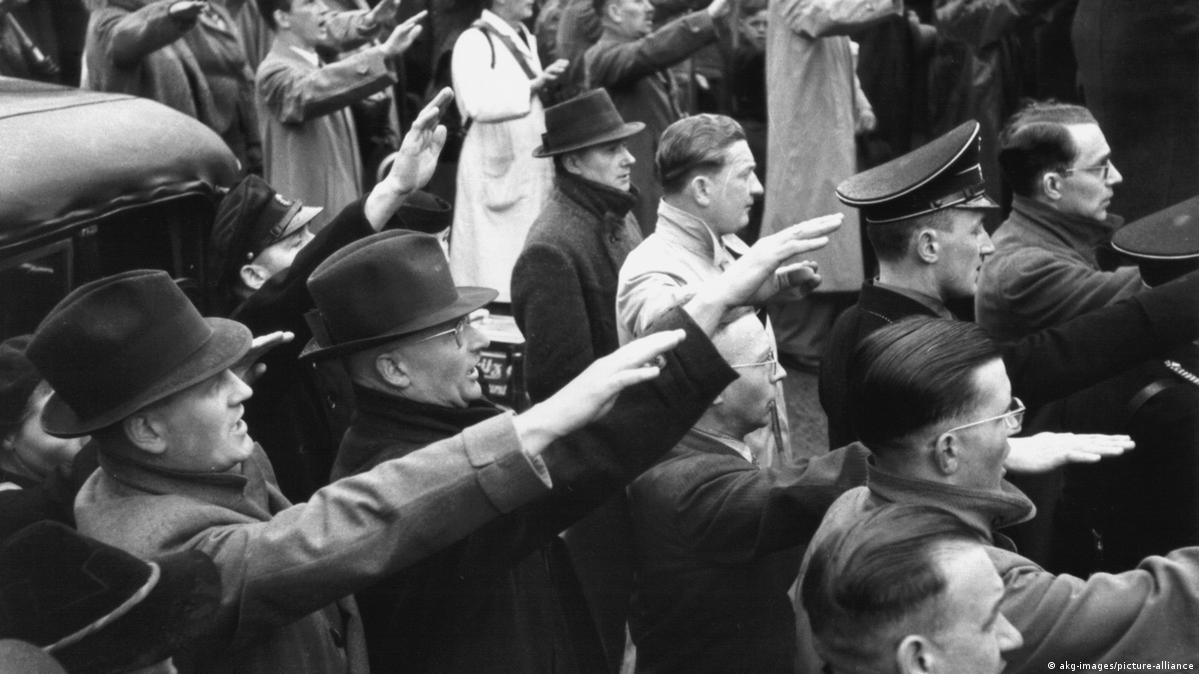 O que acontece se alguém faz a saudação nazista na Alemanha DW 03