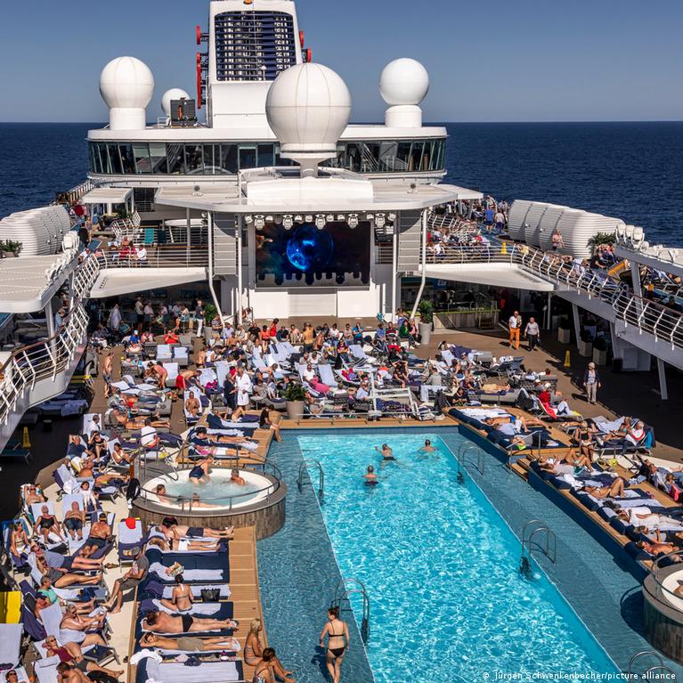 Haut 75+ imagen cruise ship wages fr.thptnganamst.edu.vn