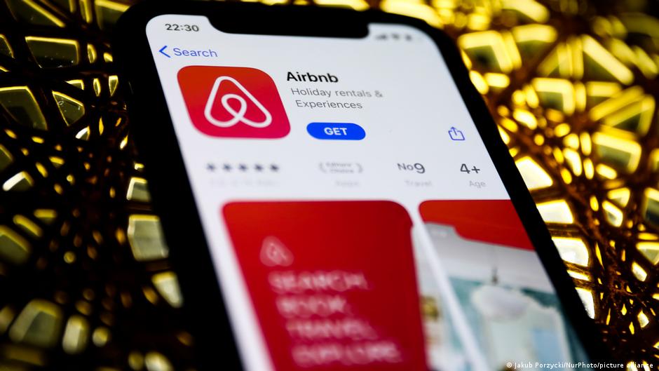 Airbnb offers free rooms for Ukraine refugees DW 03/07/2022