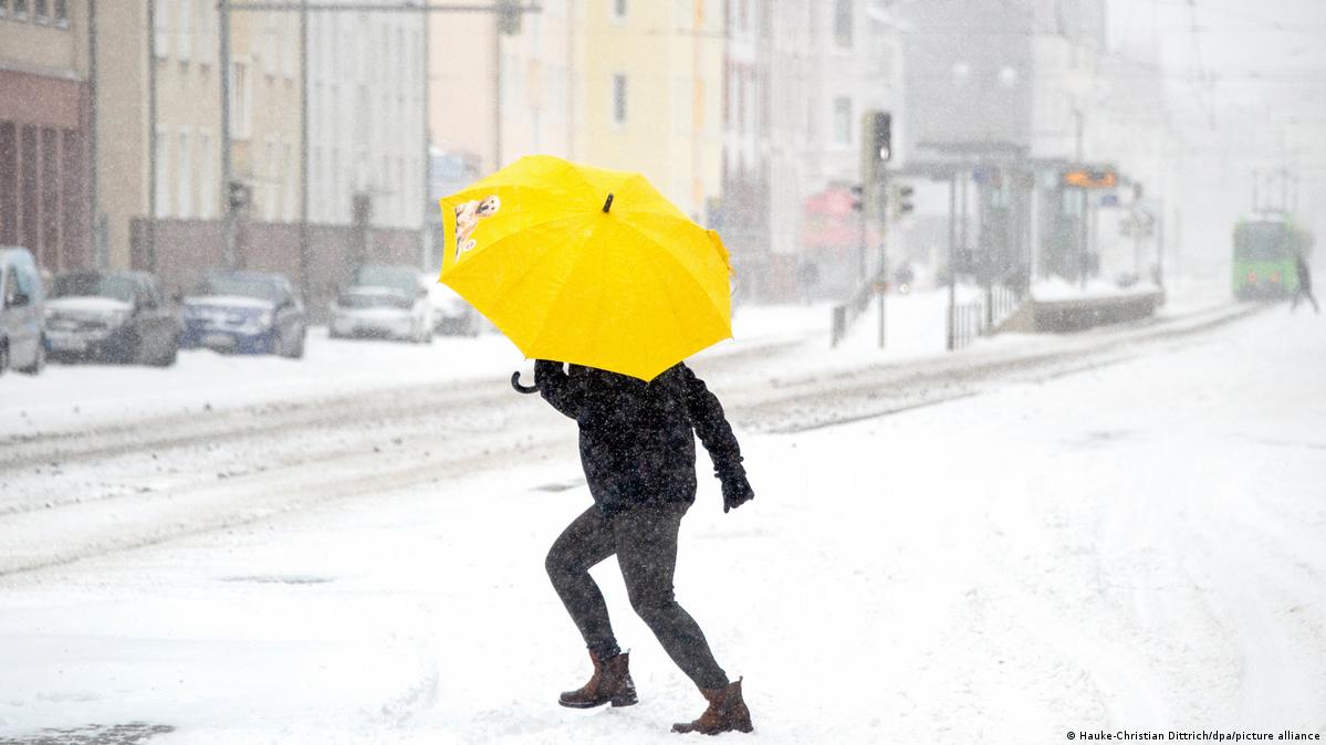 Heavy snowfall paralyzes parts of Germany DW 02/07/2021