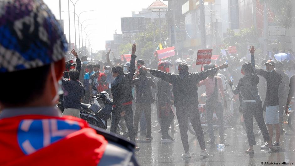 Myanmar UN rights body spotlights human rights violations DW 02/12