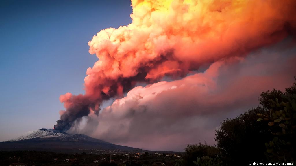 Etna Vulkan Karte : Vulkan Atna Spuckt Wieder Feuer Und Lava Aktuell Europa Dw 17 02 2021