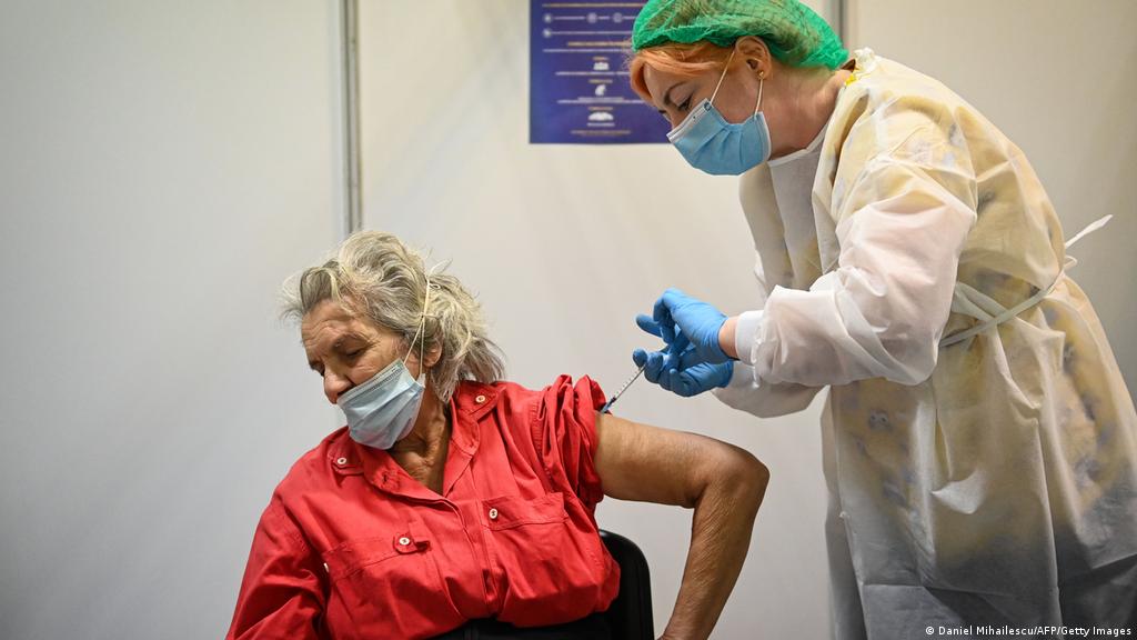 Vaccin Covid Romania : Cele DouÄ Romanii Èi OpÈiunea Te Vaccinezi Sau PlÄteÈti Spotmedia Romania Dw 11 05 2021
