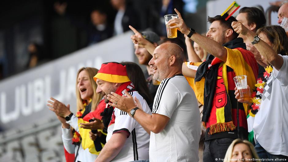 5 soccer songs that have nothing to do with soccer DW 06/12/2021