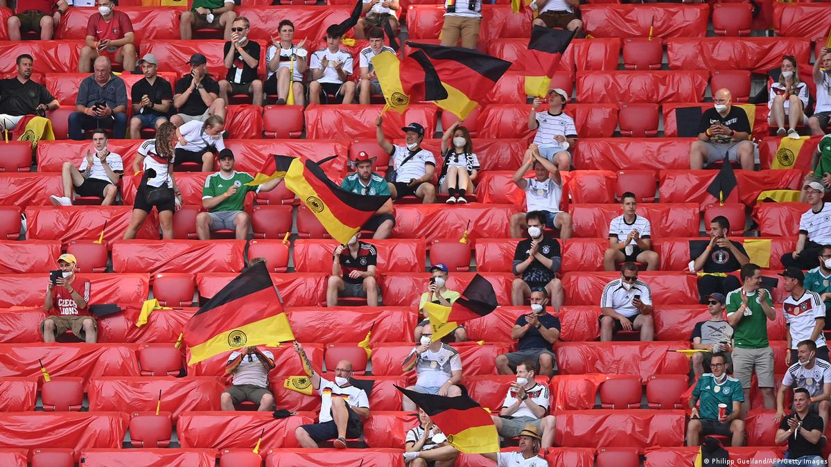 How high is the risk of contracting COVID19 in a stadium? DW 06/29