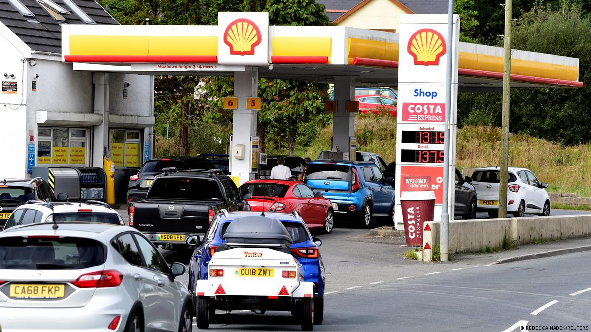 UK fuel crisis Quarter of gas stations dry DW 09/30/2021