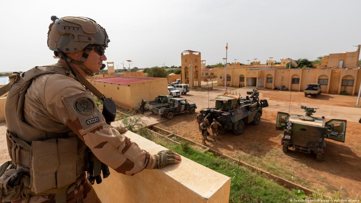 France will military bases in Africa, says Macron DW 02