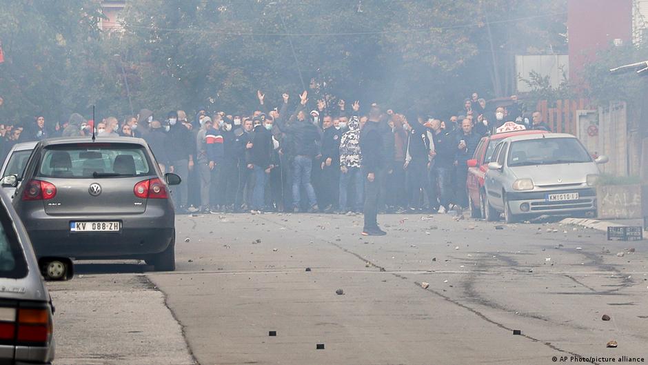Kosovo Serbs clash with police DW 10/13/2021