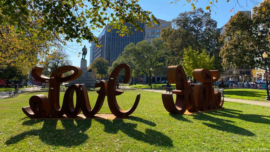 'LoveHate' word sculpture unveiled in US DW 11/10/2021