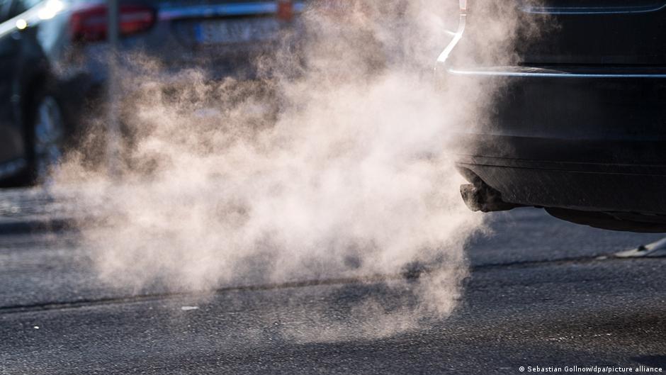 EU reaches deal to ban new combustion engine cars by 2035 DW 10/27/2022