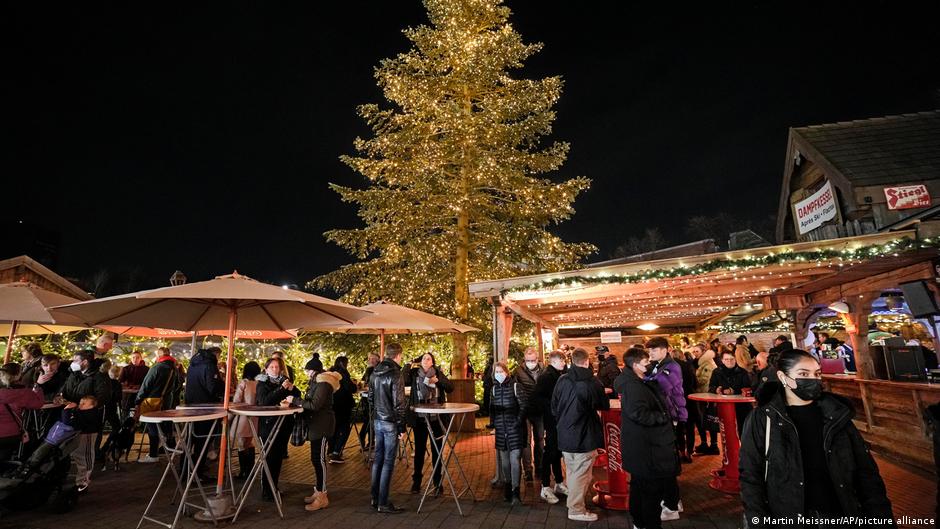 Unvaccinated banned from some German Christmas markets DW 11/17/2021