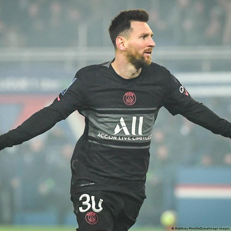 Lionel Messi diperkirakan tidak akan kembali ke Paris Saint-Germain hingga awal Januari menyusul keberhasilannya di Piala Dunia. Lionel Messi Isnt Expected To Be Back With PSG Until Early January After World Cup Success