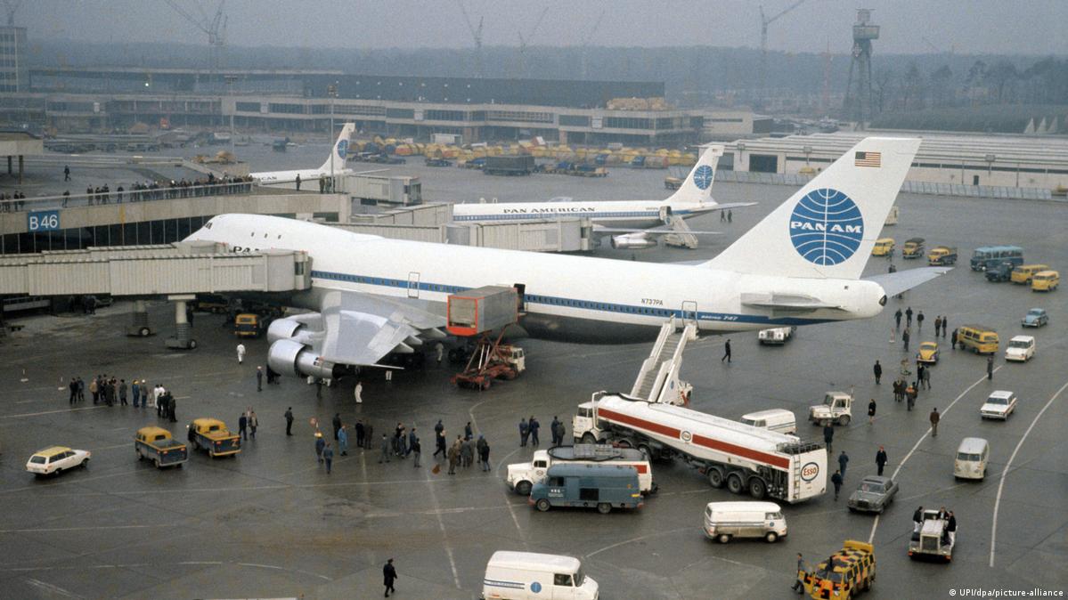 Pan Am Around the world with the blue globe DW 12/02/2021
