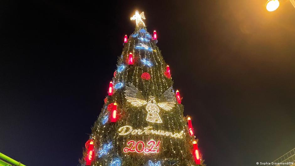 Leipzig Christmas Tree 2022 Festive Market Under Germany′S Biggest Christmas Tree Opens, Despite The Pandemic | Dw Travel | Dw | 29.11.2021