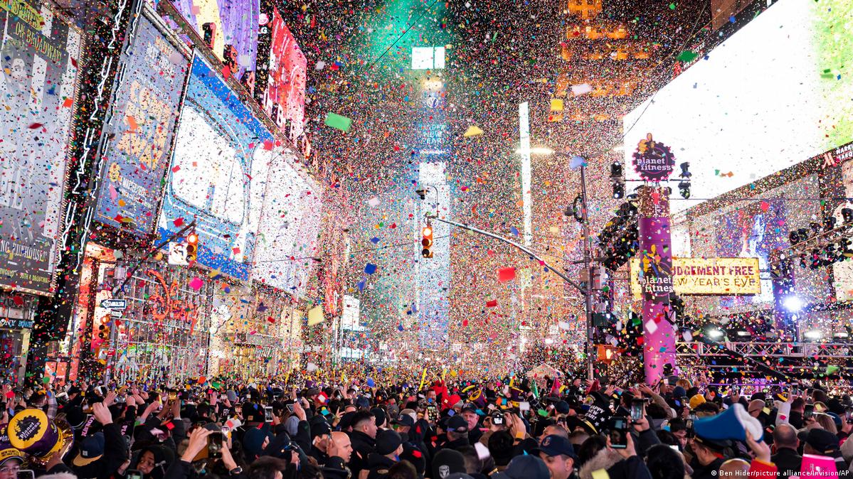 The best online events of New Year's Eve DW 12/31/2021