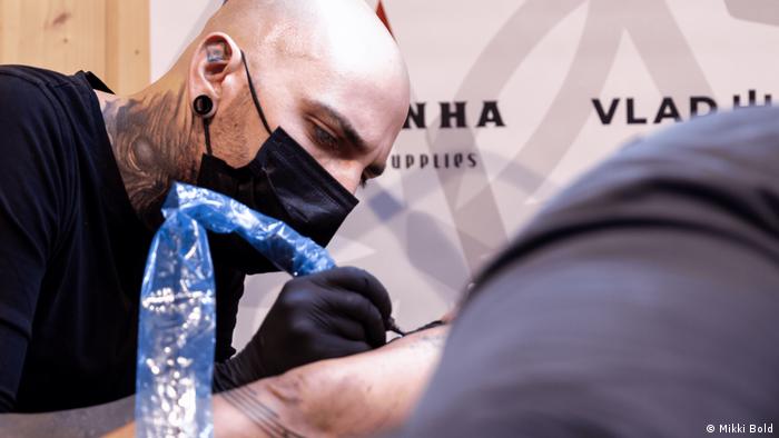 New Eu Ink Rules Force Tattoo Artists To Change Their Spots | Europe | News And Current Affairs From Around The Continent | Dw | 07.01.2022 394_x_700_jpg